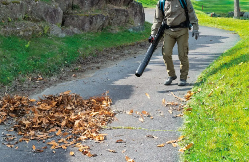 Máy Thổi Bụi 12V Makita UB101DZ Đối Đầu Makita UB100DZ, Phần Thắng Sẽ Thuộc Về Ai?